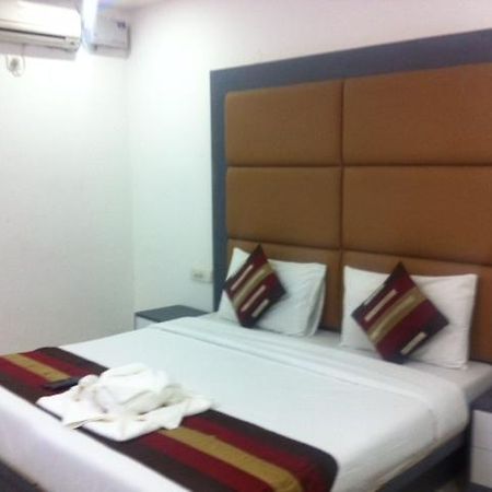 Hotel Karat 87 Inn New Delhi Bagian luar foto