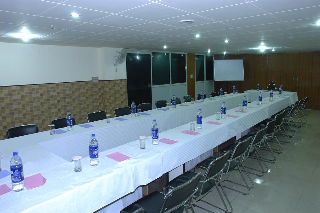 Hotel Karat 87 Inn New Delhi Bagian luar foto