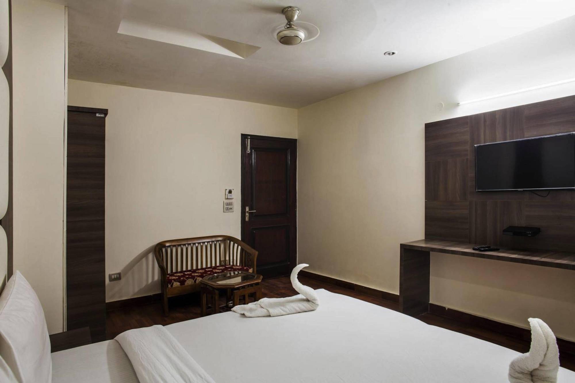 Hotel Karat 87 Inn New Delhi Bagian luar foto