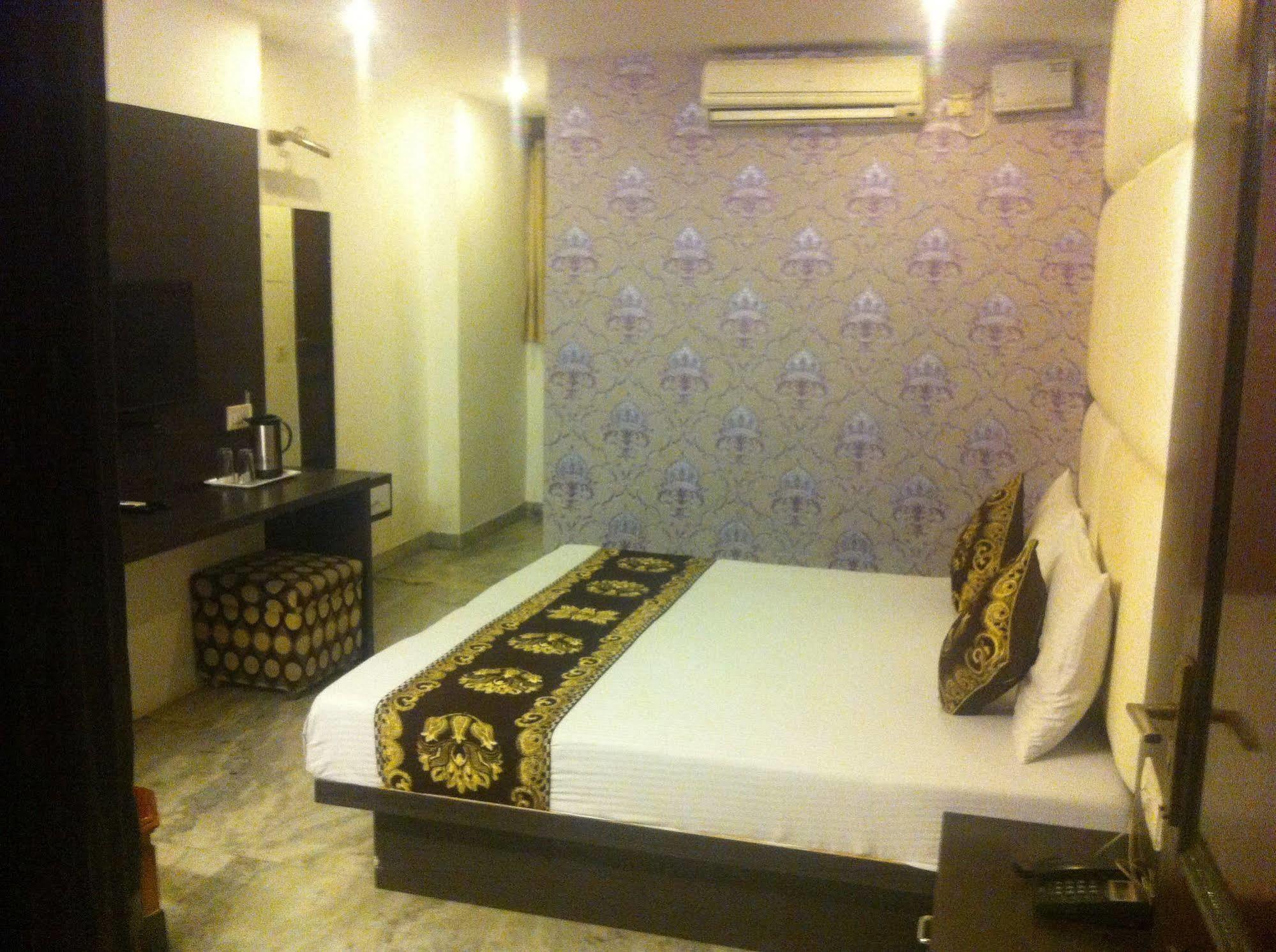 Hotel Karat 87 Inn New Delhi Bagian luar foto