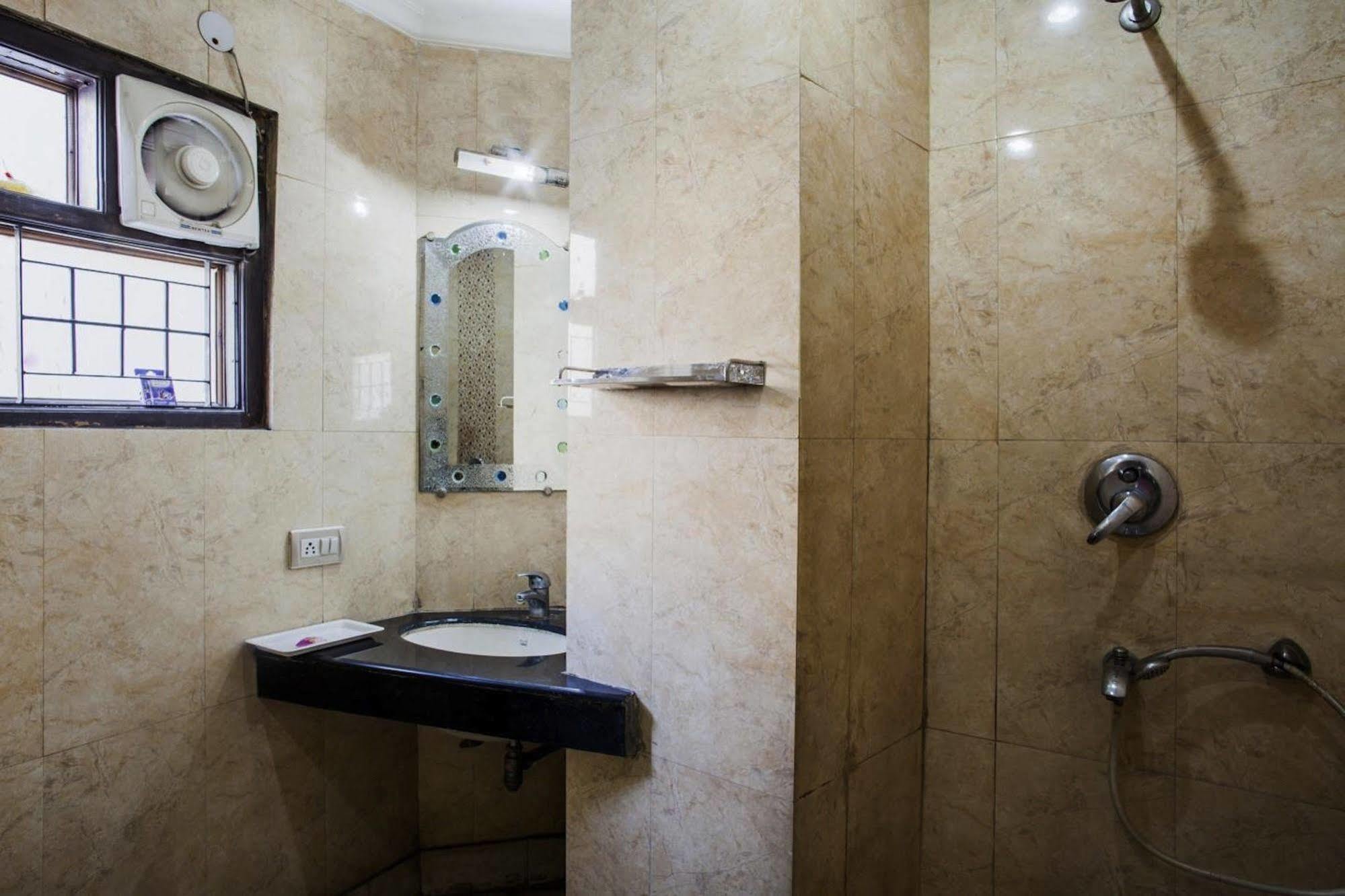 Hotel Karat 87 Inn New Delhi Bagian luar foto