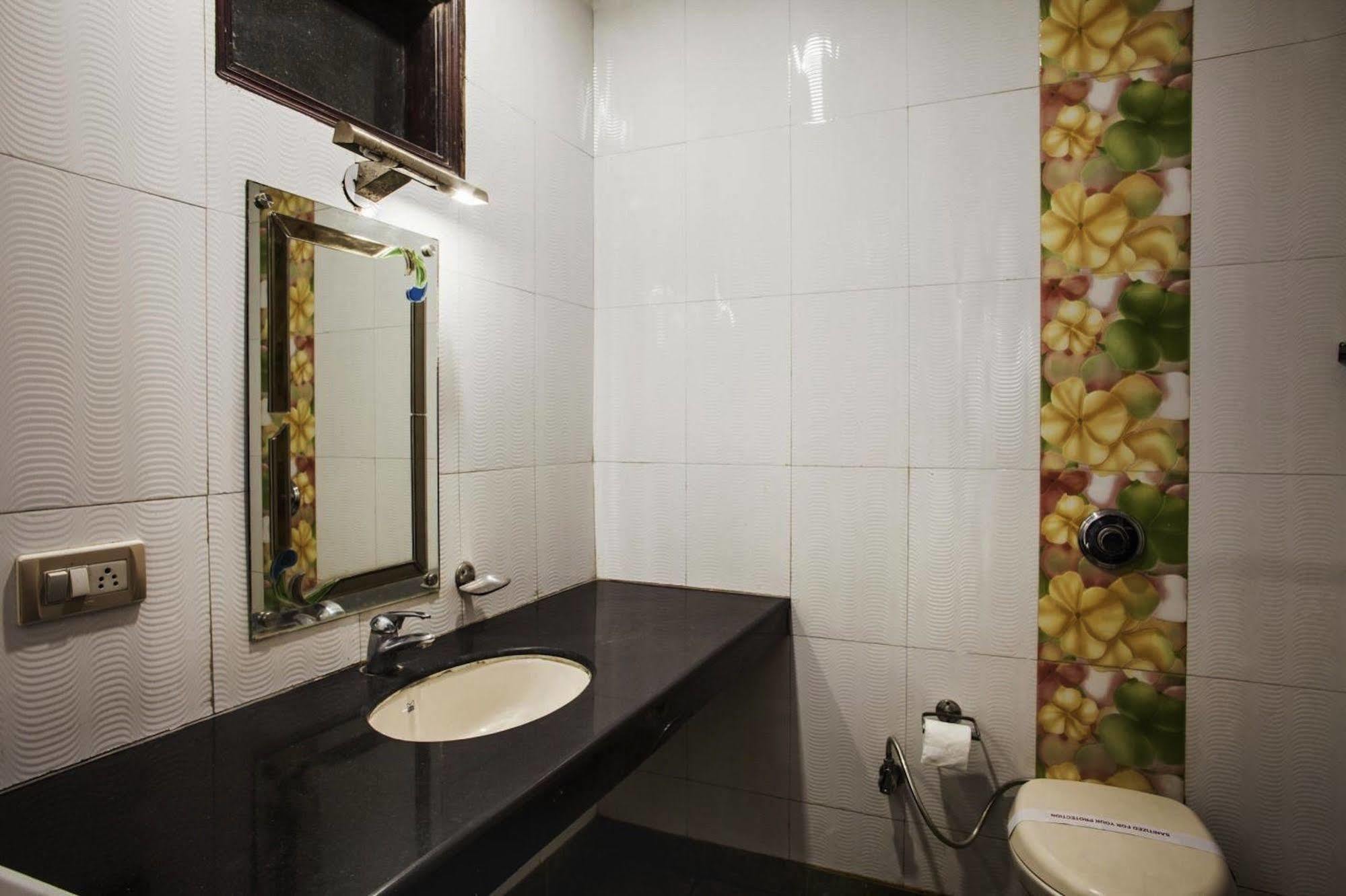 Hotel Karat 87 Inn New Delhi Bagian luar foto