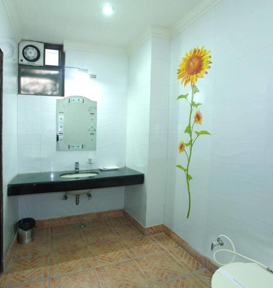 Hotel Karat 87 Inn New Delhi Bagian luar foto