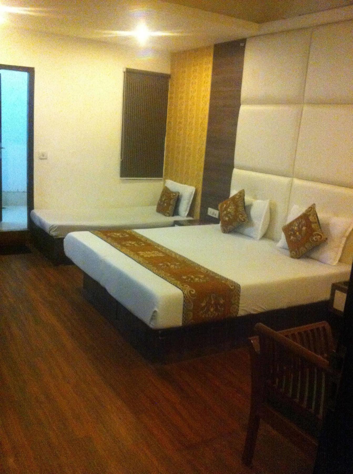Hotel Karat 87 Inn New Delhi Bagian luar foto