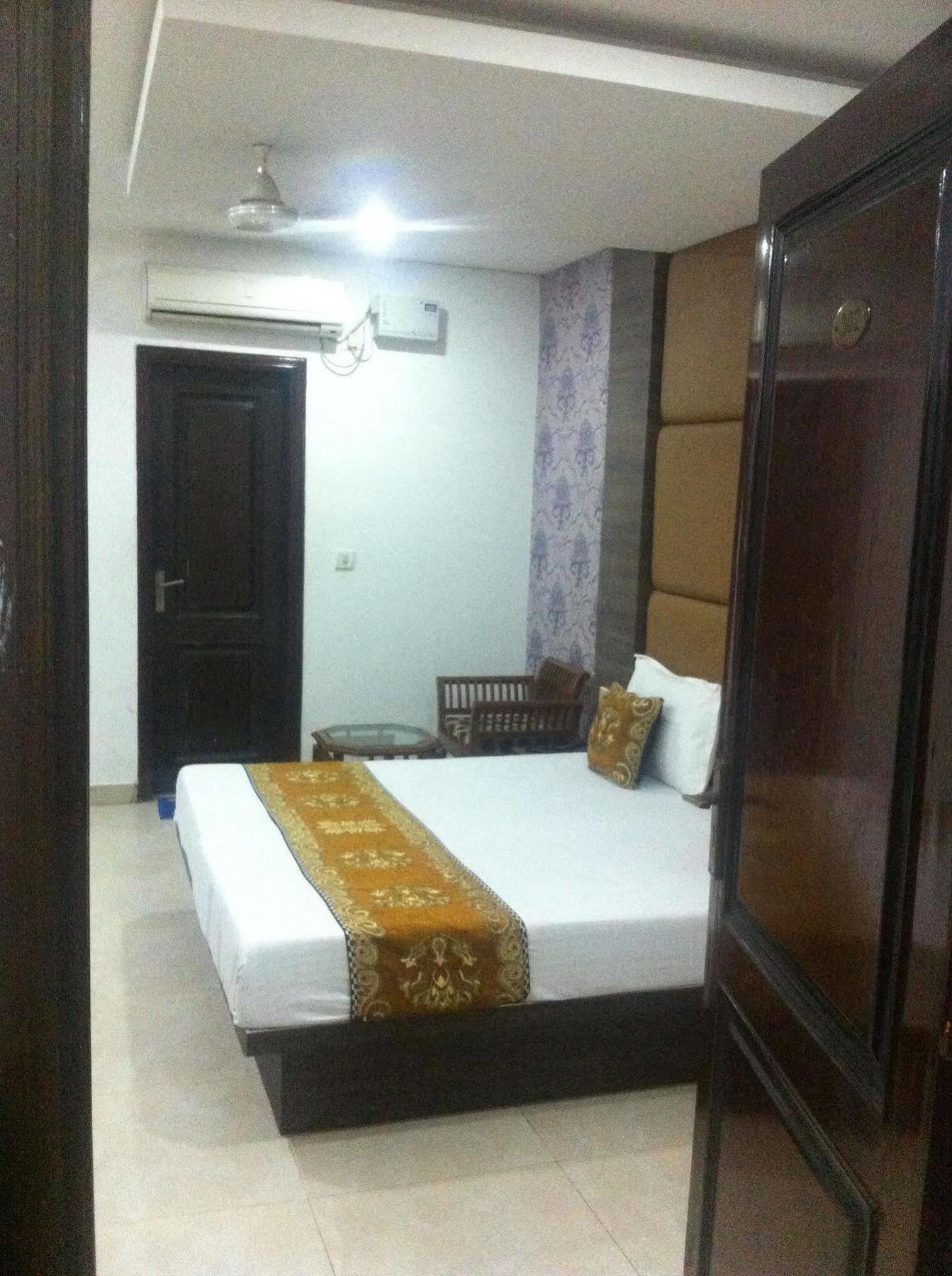Hotel Karat 87 Inn New Delhi Bagian luar foto