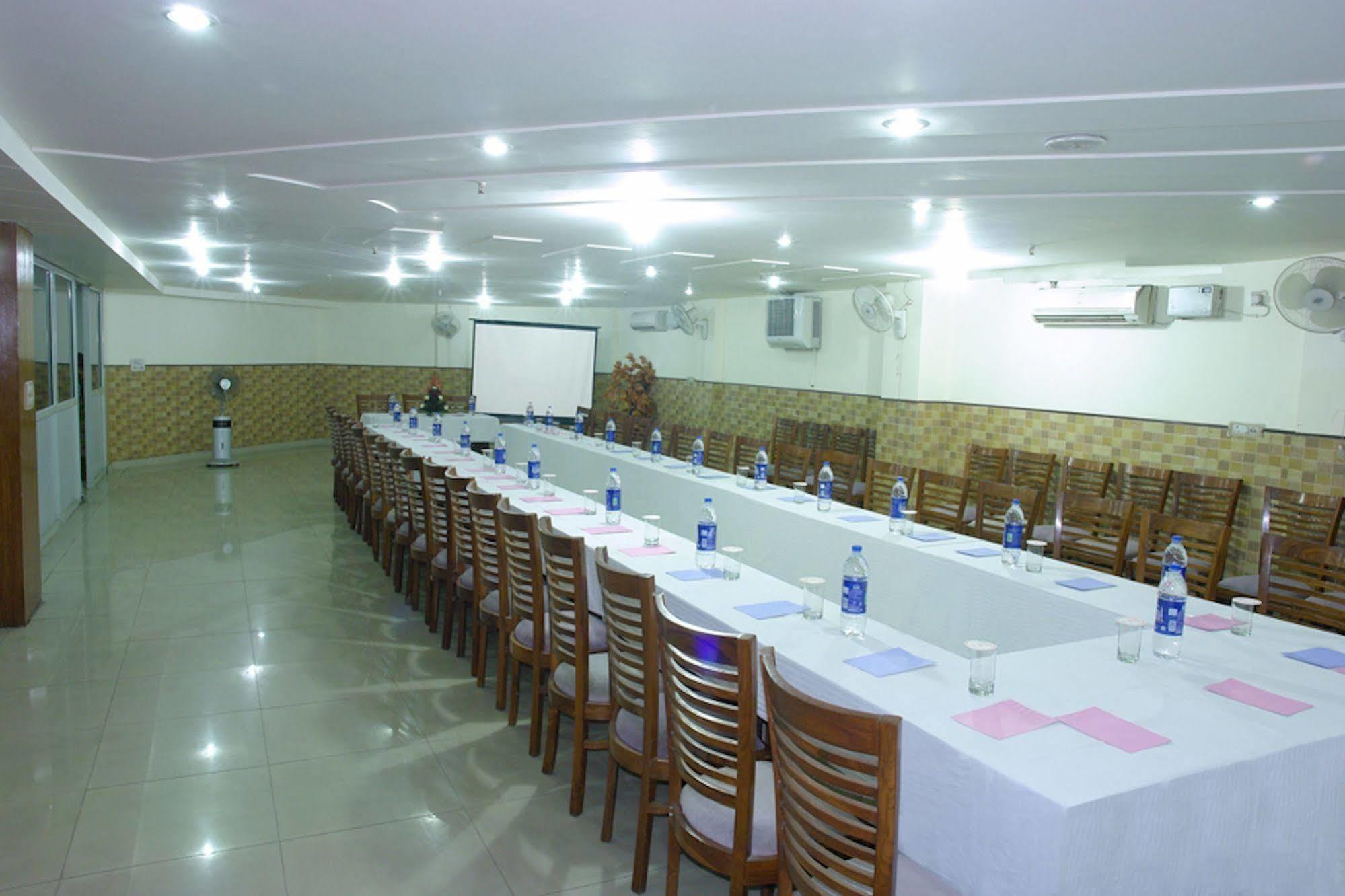 Hotel Karat 87 Inn New Delhi Bagian luar foto