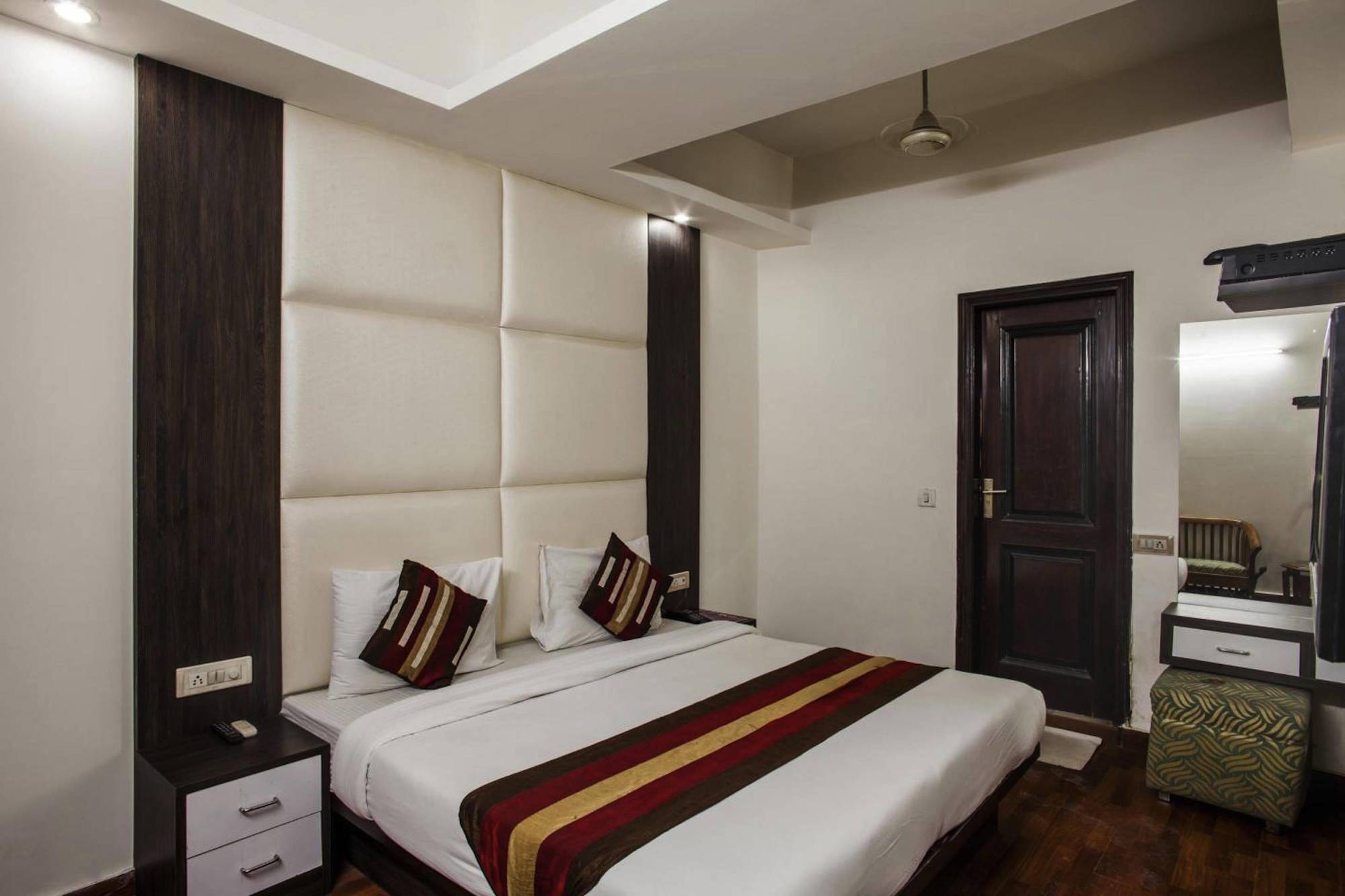 Hotel Karat 87 Inn New Delhi Bagian luar foto