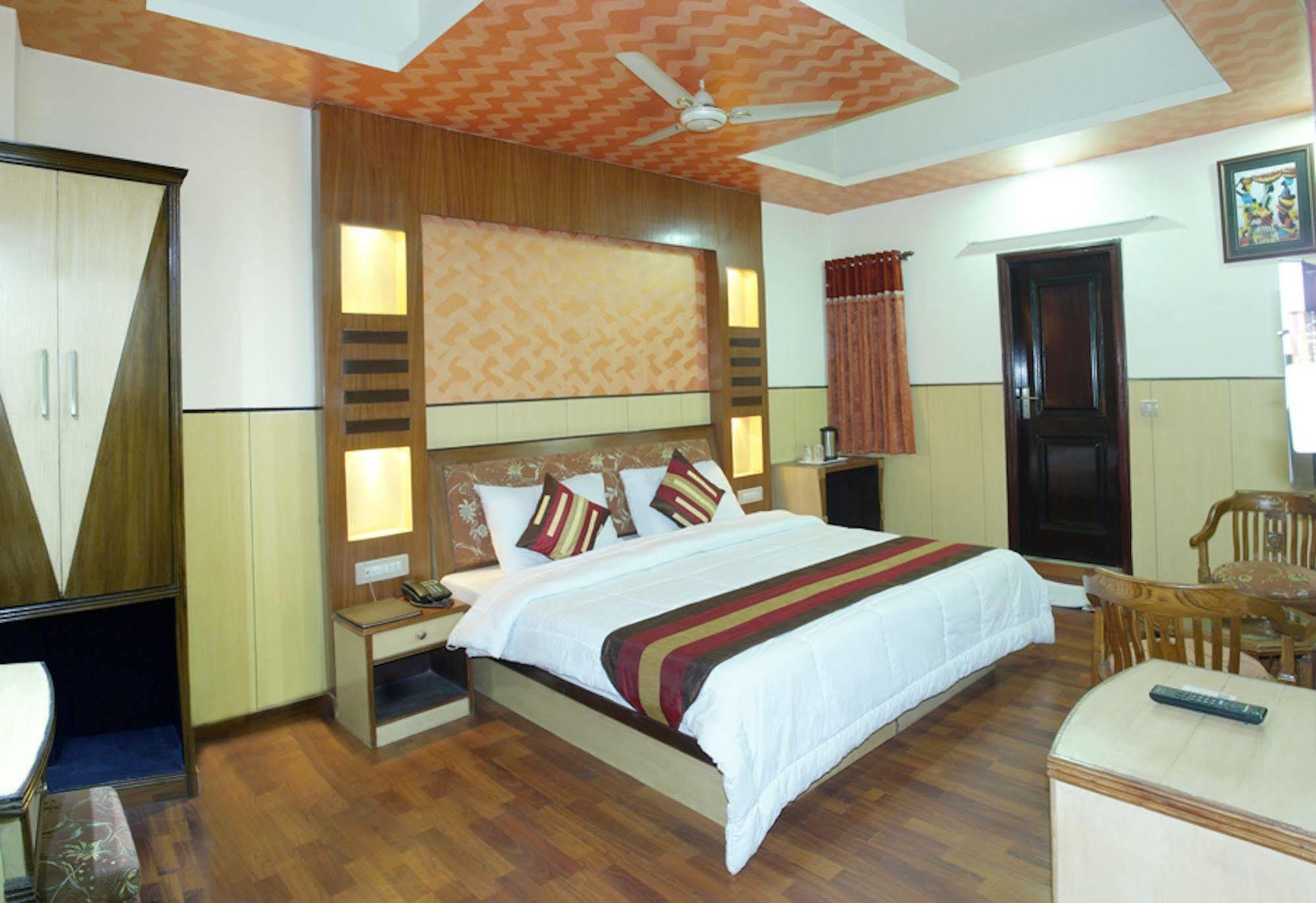 Hotel Karat 87 Inn New Delhi Bagian luar foto