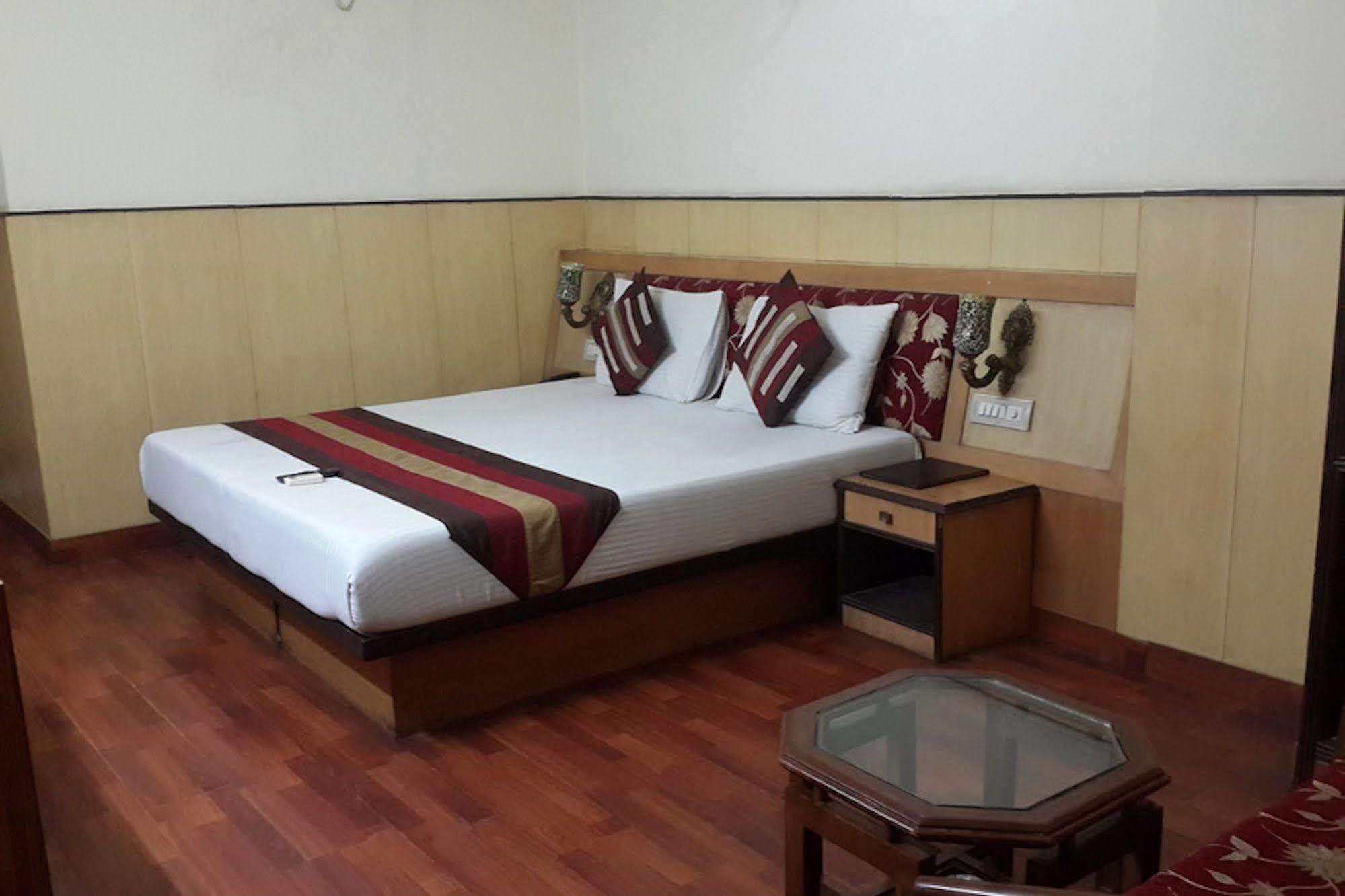 Hotel Karat 87 Inn New Delhi Bagian luar foto