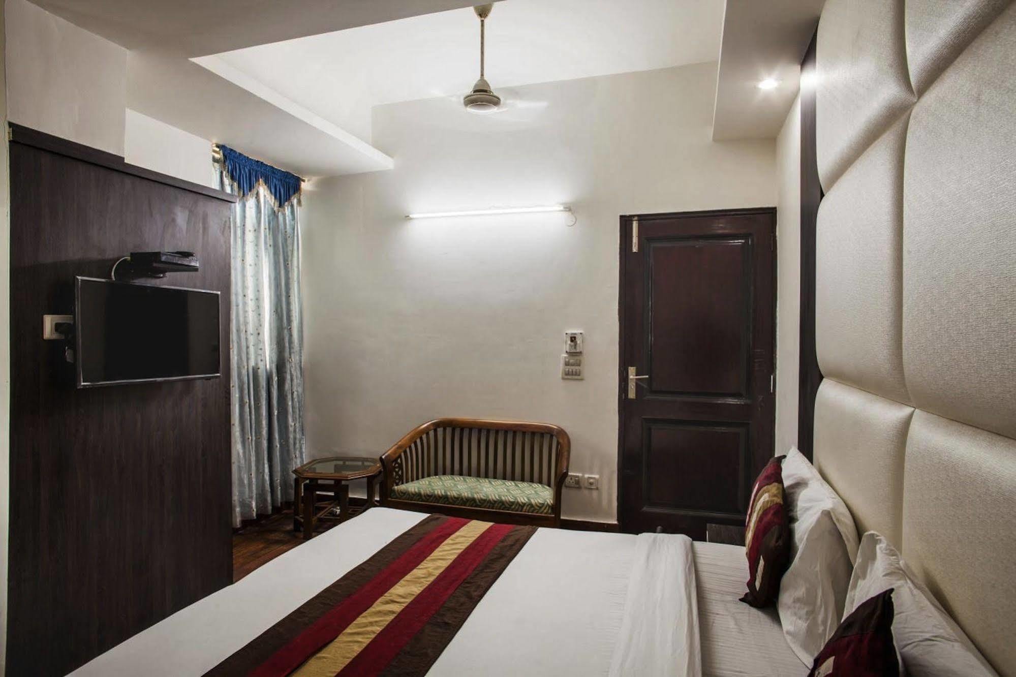 Hotel Karat 87 Inn New Delhi Bagian luar foto