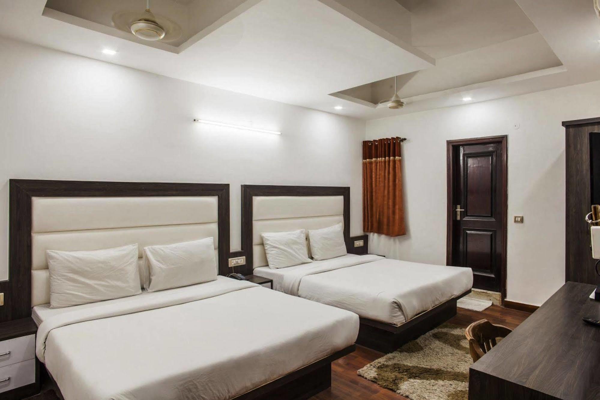 Hotel Karat 87 Inn New Delhi Bagian luar foto