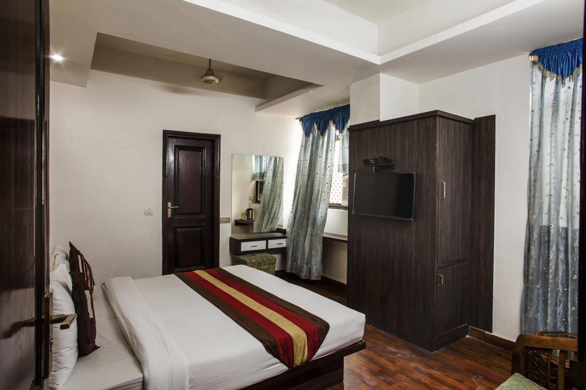 Hotel Karat 87 Inn New Delhi Bagian luar foto