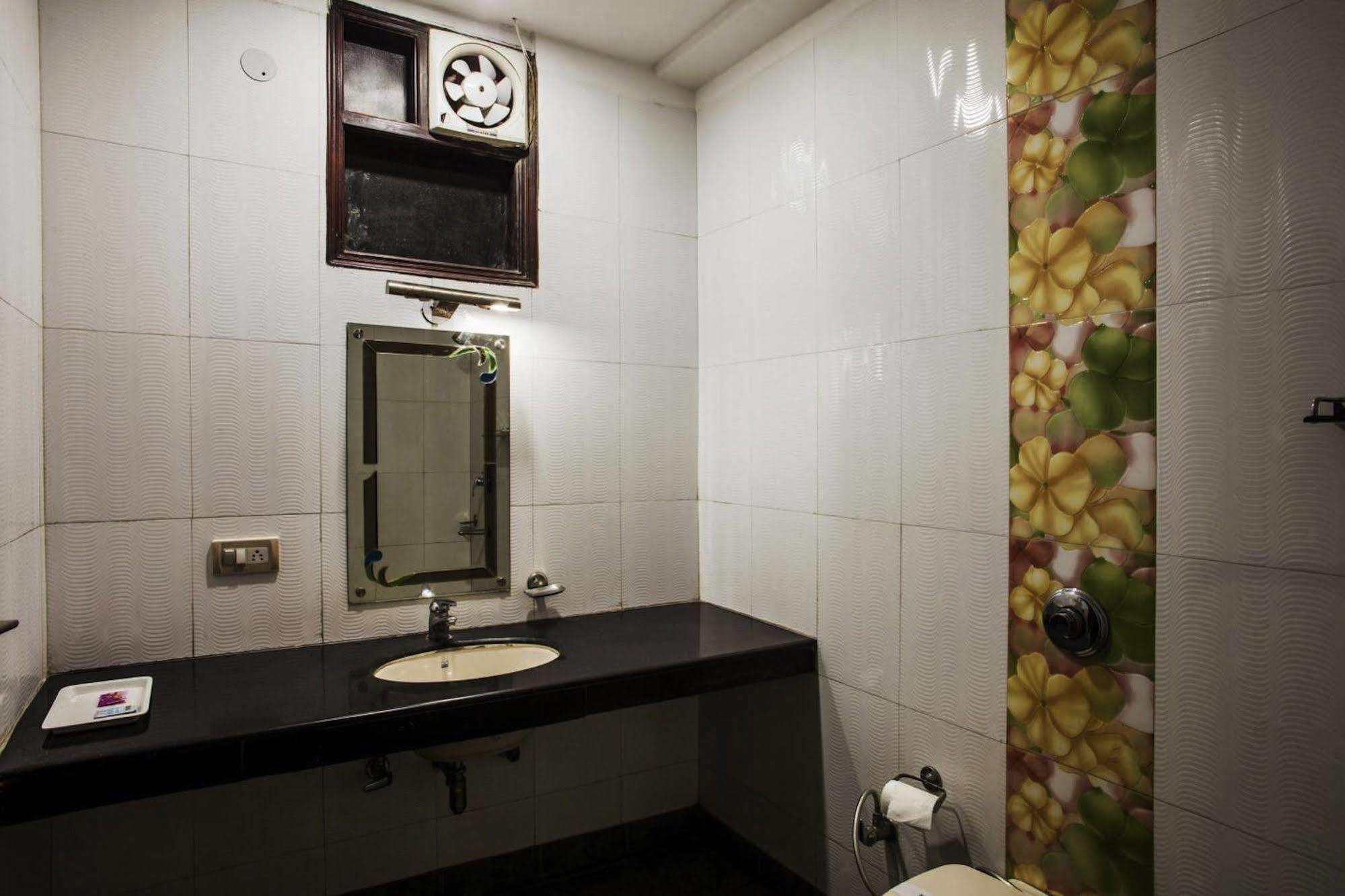 Hotel Karat 87 Inn New Delhi Bagian luar foto