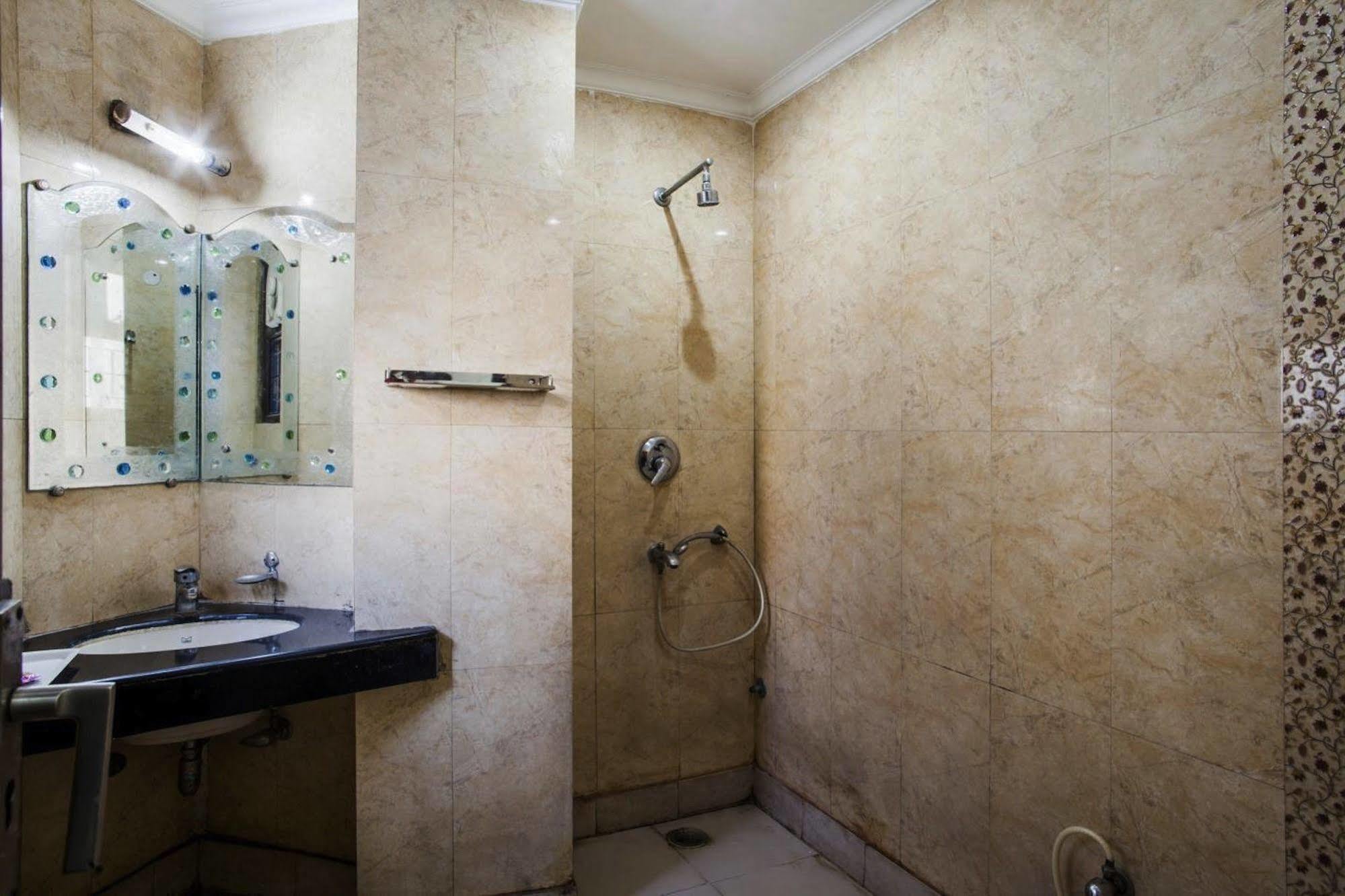 Hotel Karat 87 Inn New Delhi Bagian luar foto