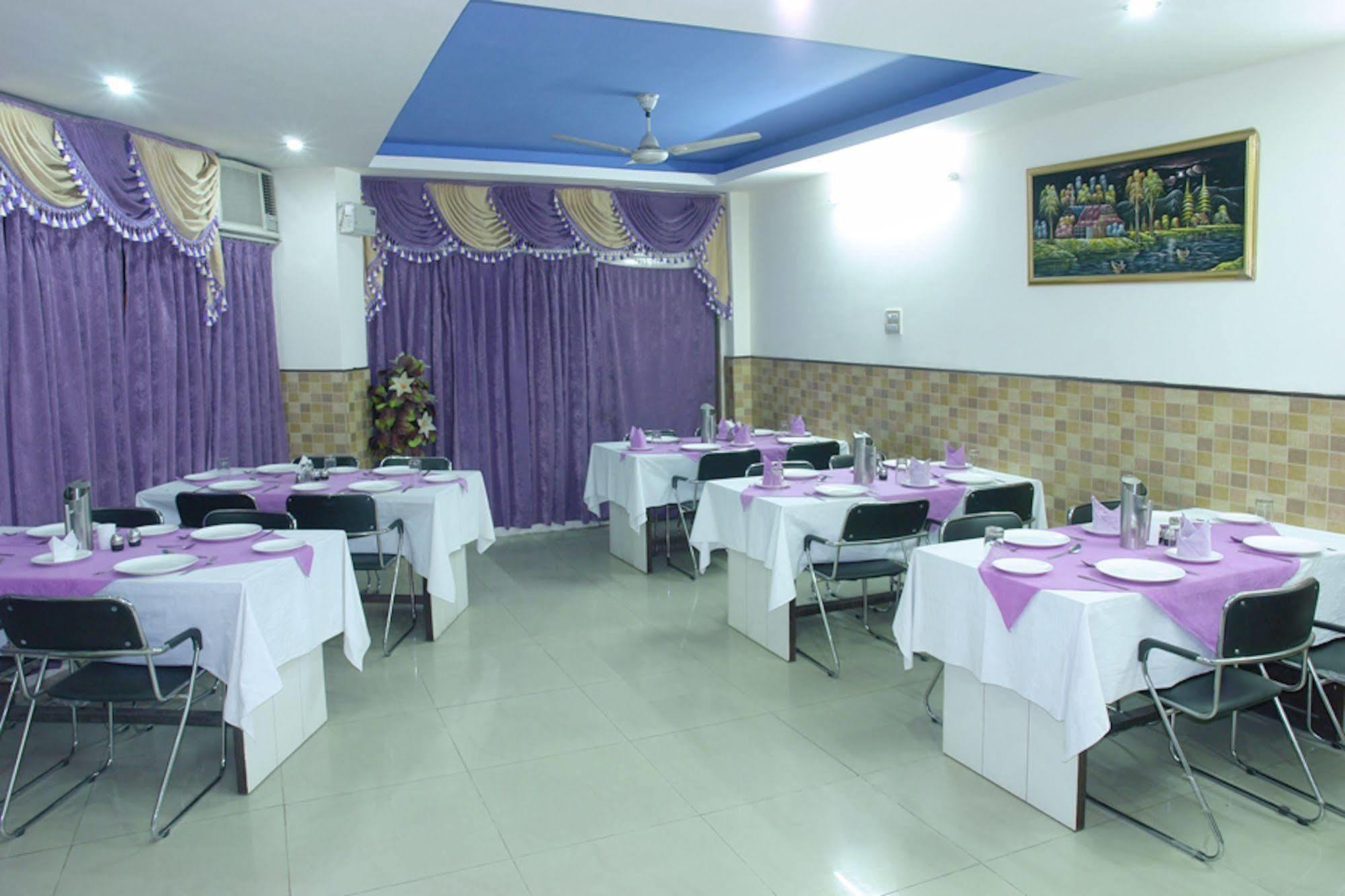 Hotel Karat 87 Inn New Delhi Bagian luar foto