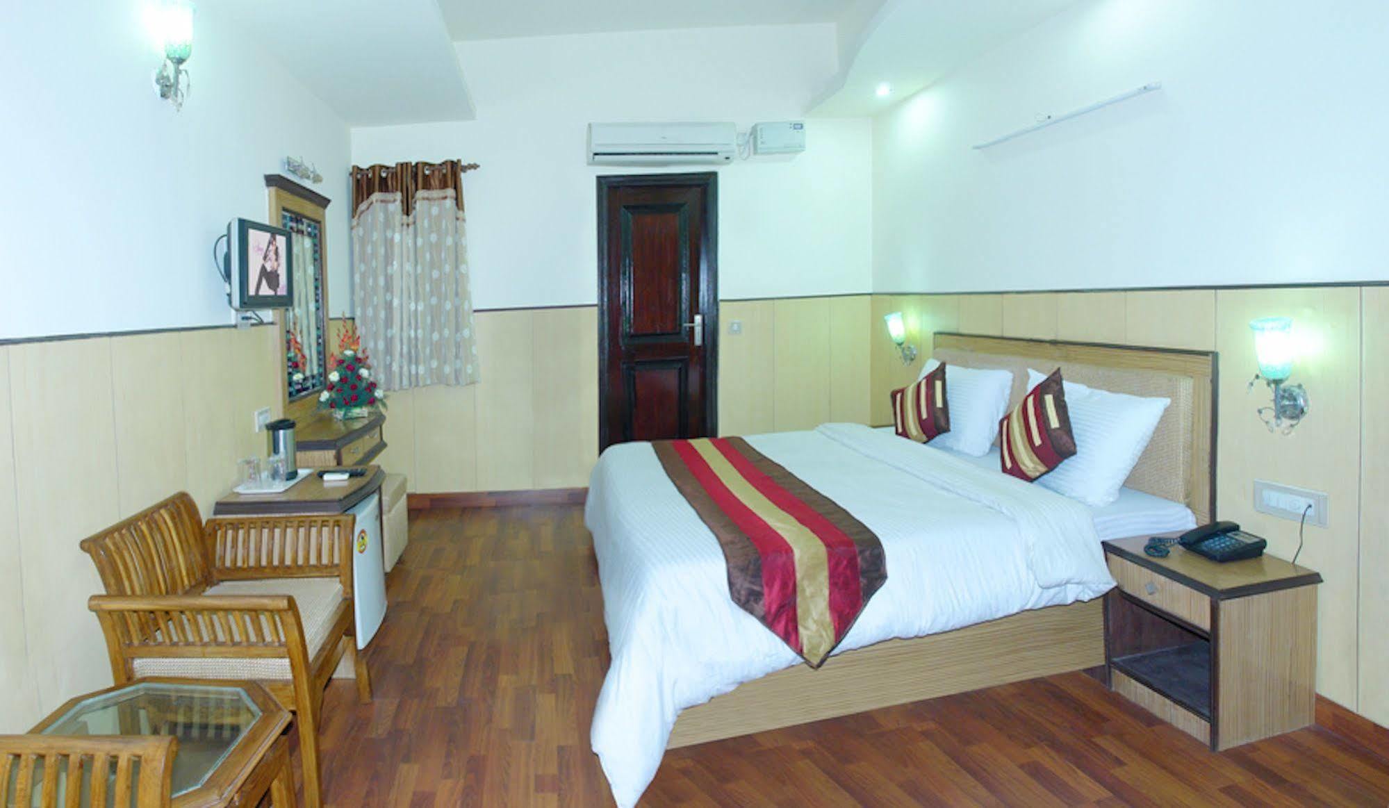 Hotel Karat 87 Inn New Delhi Bagian luar foto
