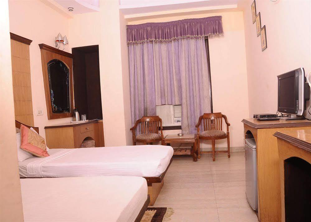 Hotel Karat 87 Inn New Delhi Bagian luar foto